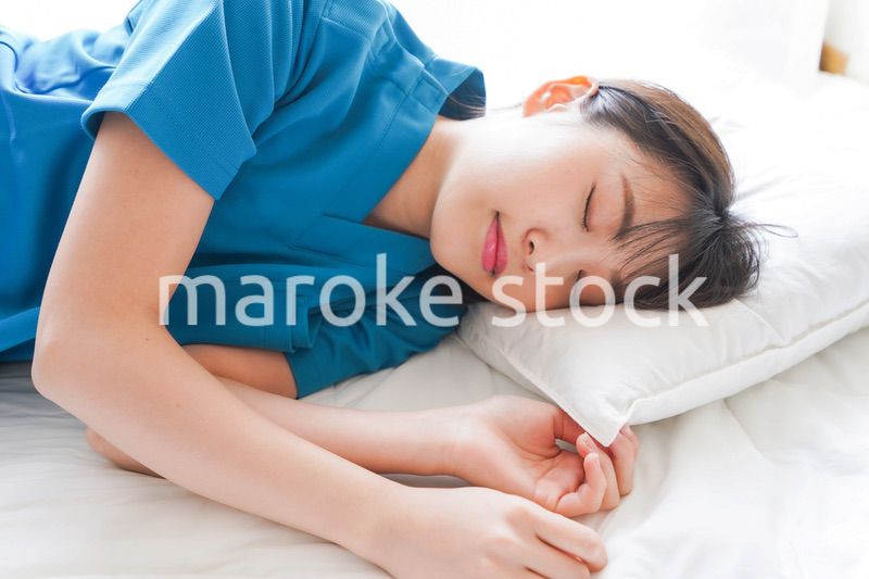 仮眠を取る若い看護師