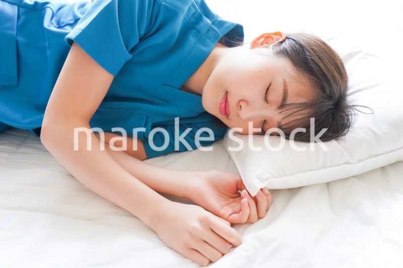 仮眠を取る若い看護師