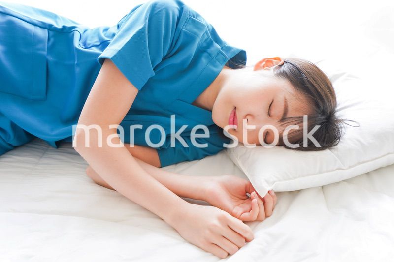 仮眠を取る若い看護師