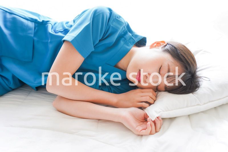 仮眠を取る若い看護師