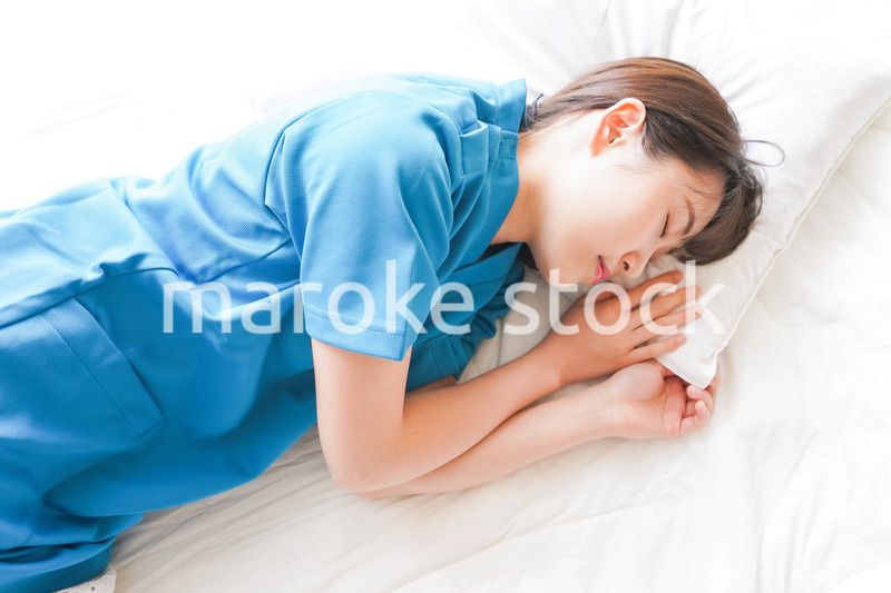 仮眠を取る若い看護師