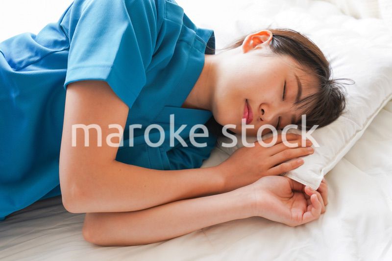仮眠を取る若い看護師