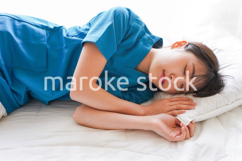仮眠を取る若い看護師