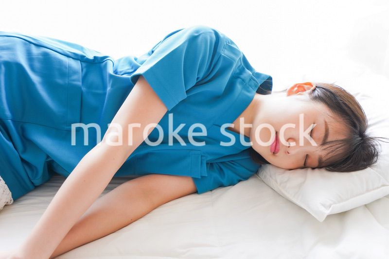 仮眠を取る若い看護師