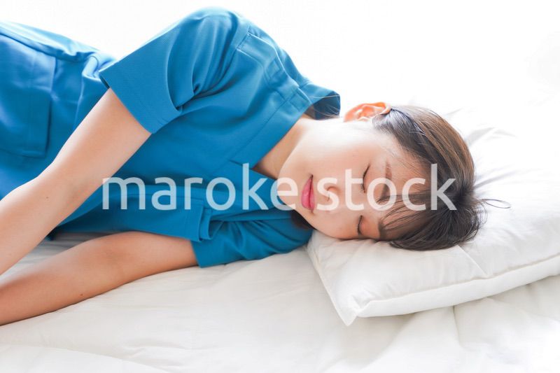 仮眠を取る若い看護師