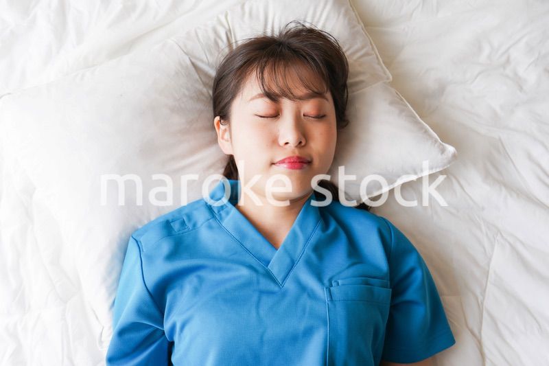 仮眠を取る若い看護師
