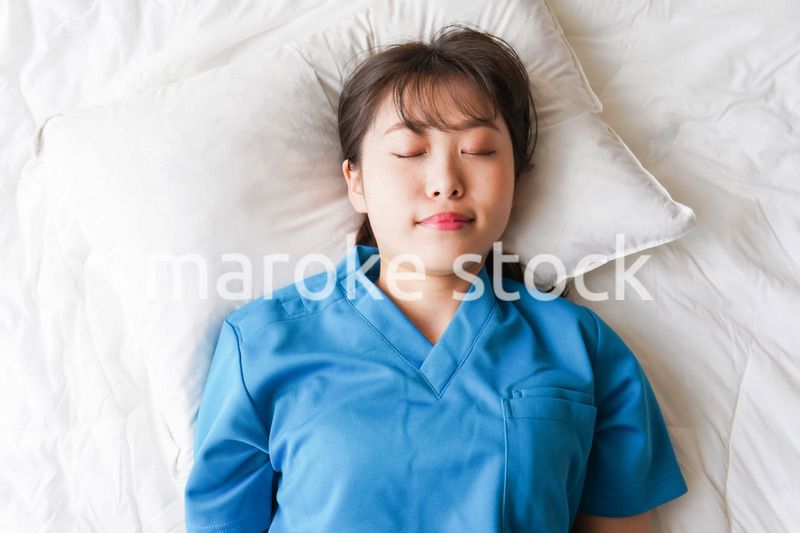 仮眠を取る若い看護師