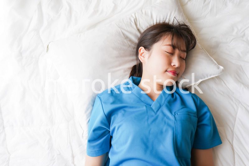 仮眠を取る若い看護師