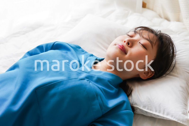 仮眠を取る若い看護師