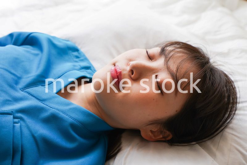 仮眠を取る若い看護師