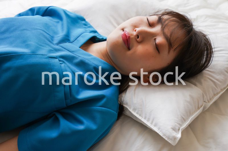 仮眠を取る若い看護師