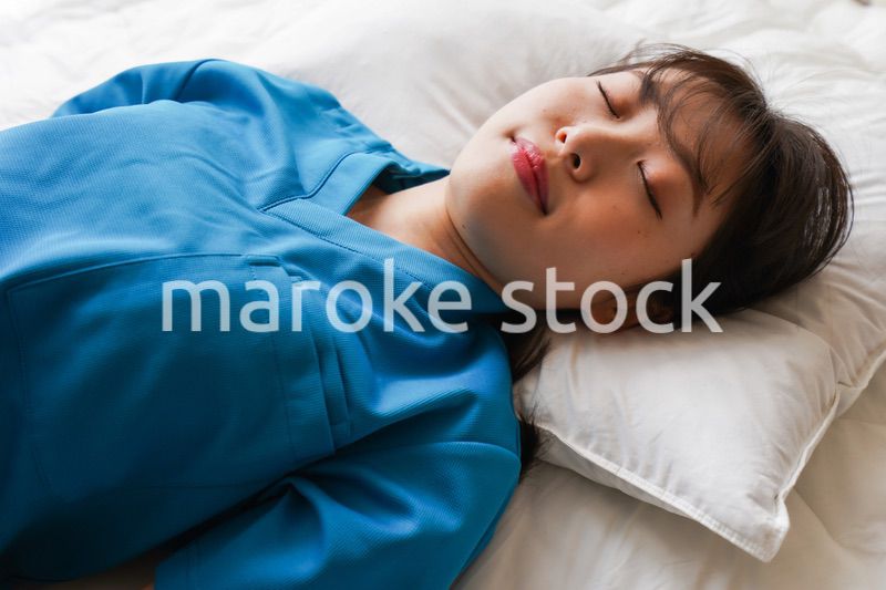 仮眠を取る若い看護師