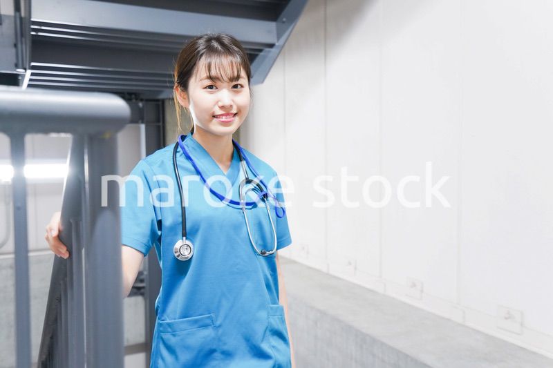 階段を使う若い看護師