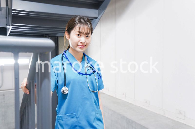 階段を使う若い看護師