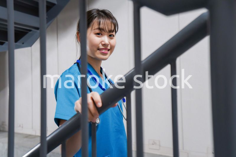 階段を使う若い看護師