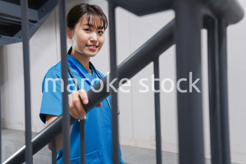階段を使う若い看護師