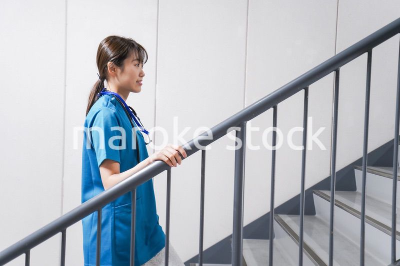 階段を使う若い看護師