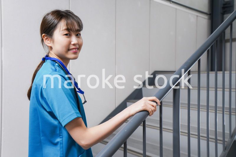 階段を使う若い看護師