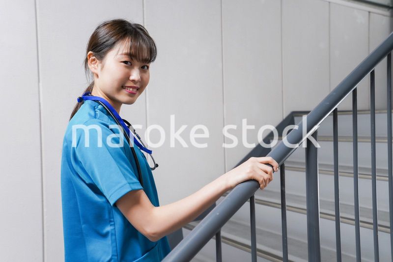 階段を使う若い看護師