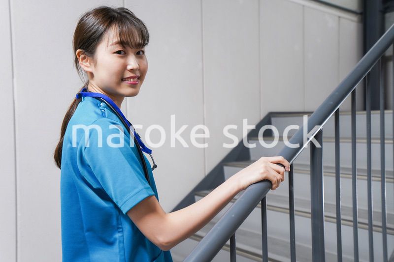 階段を使う若い看護師