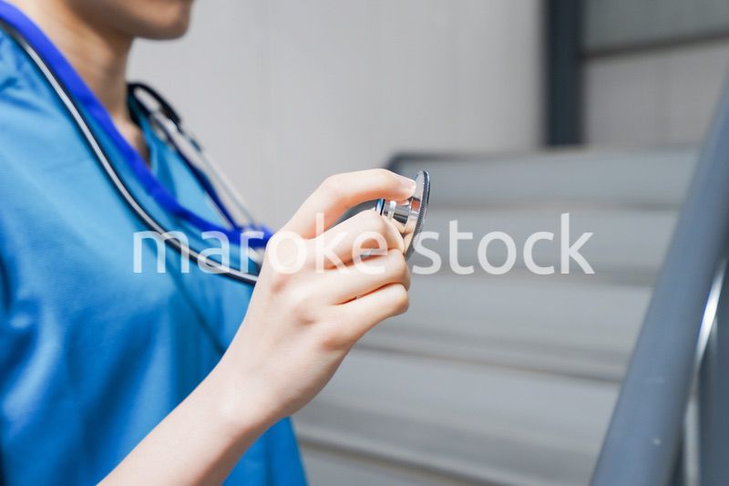 階段を使う若い看護師