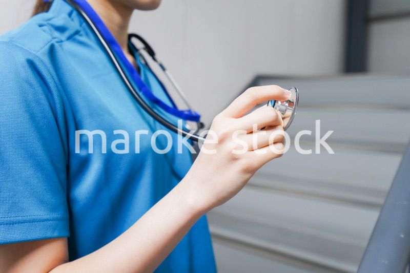 階段を使う若い看護師
