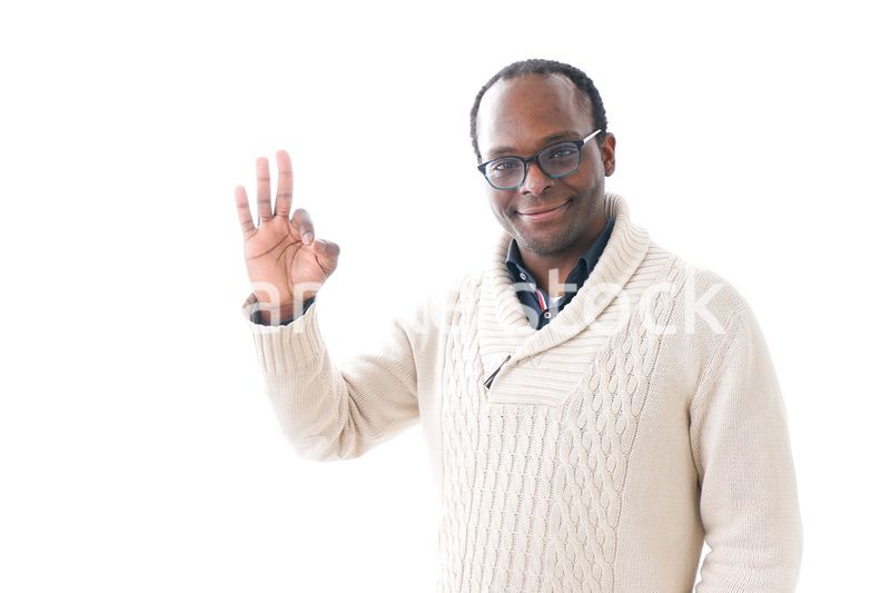 グッドサインをする男性