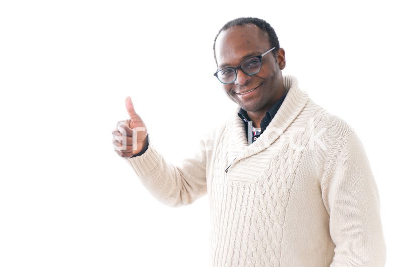 グッドサインをする男性