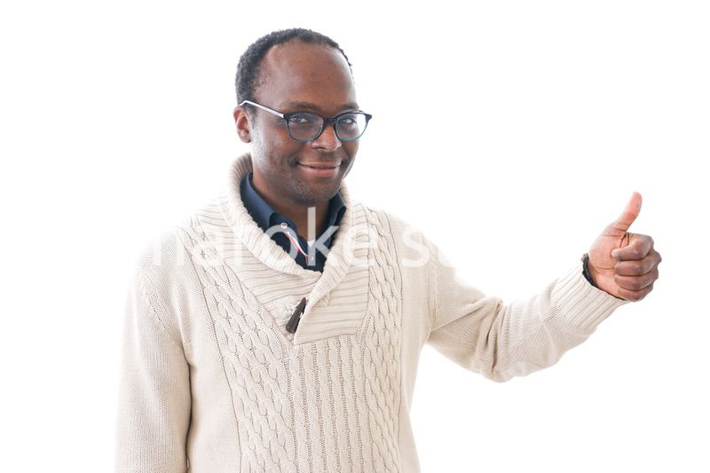 グッドサインをする男性