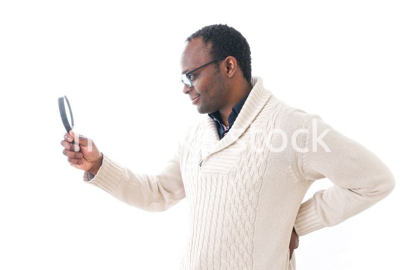 虫眼鏡を見る男性