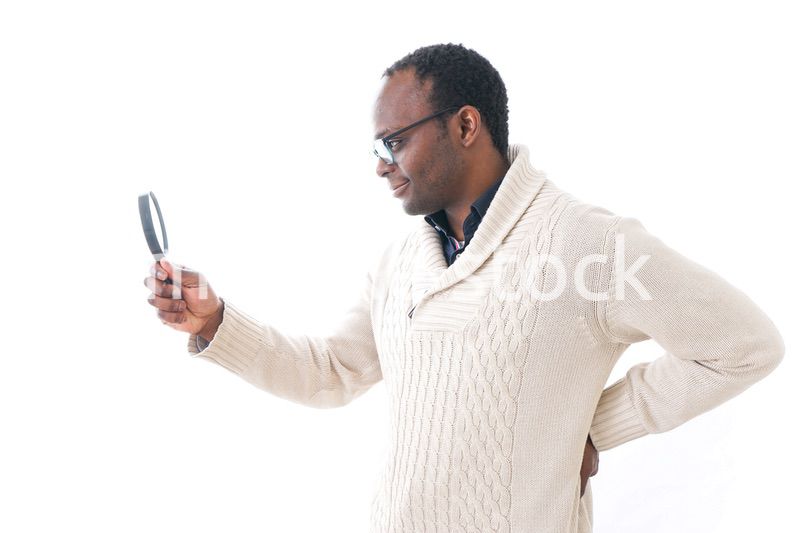 虫眼鏡を見る男性