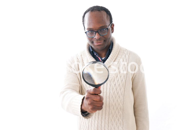 虫眼鏡を見る男性