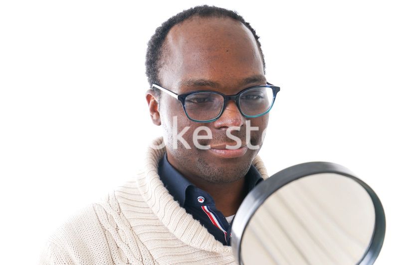 虫眼鏡を見る男性