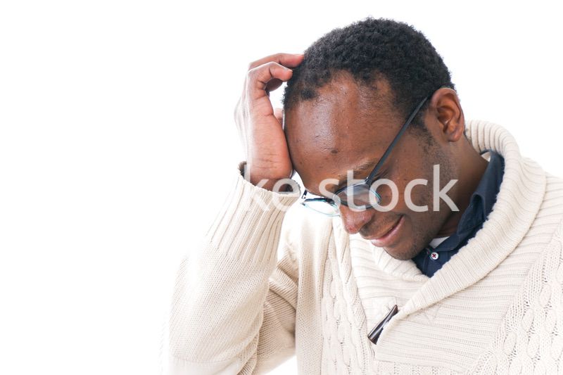 頭痛に苦しむ男性