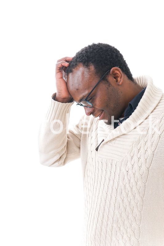 頭痛に苦しむ男性