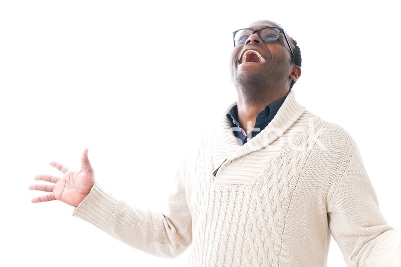 大きく驚く男性