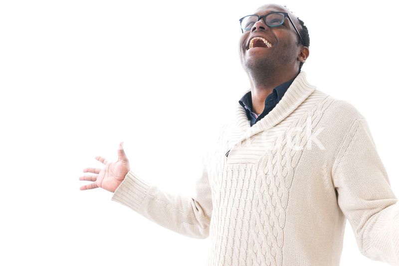 大きく驚く男性