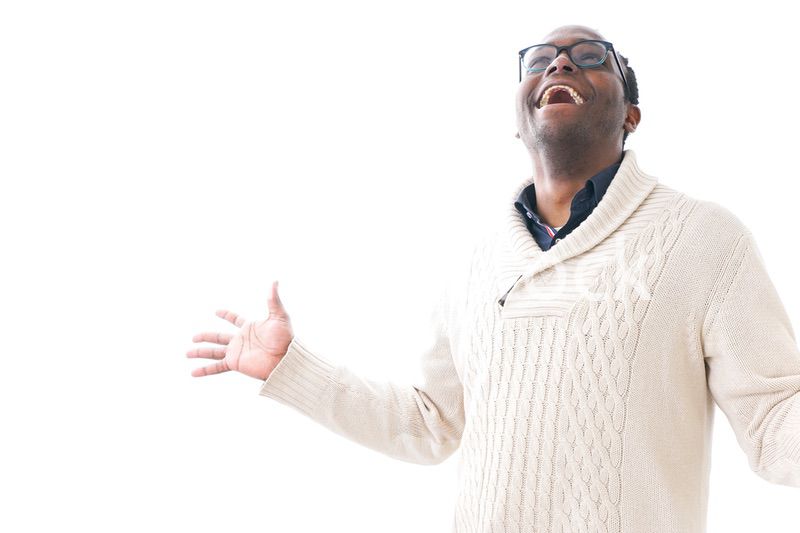 大きく驚く男性