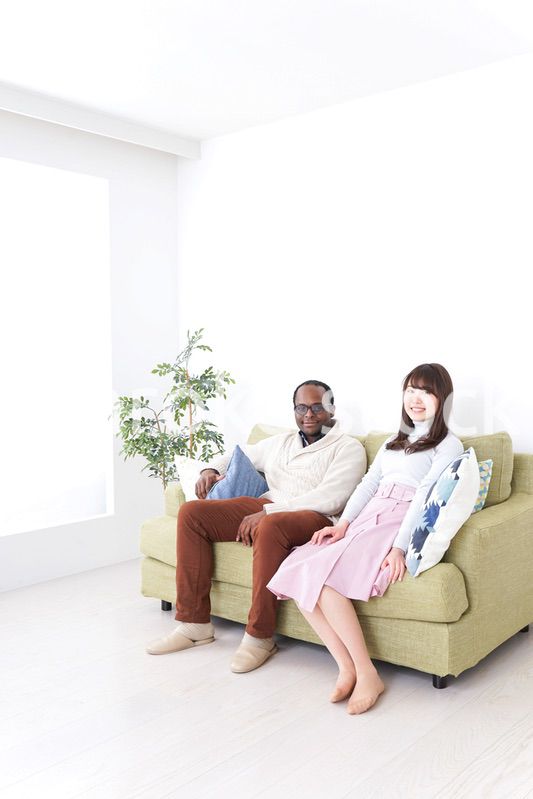 家でリラックスをするカップル