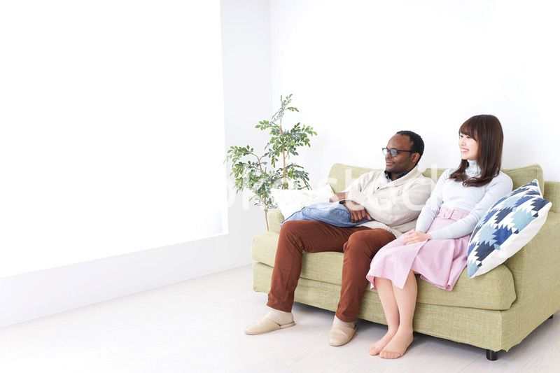 家でリラックスをするカップル
