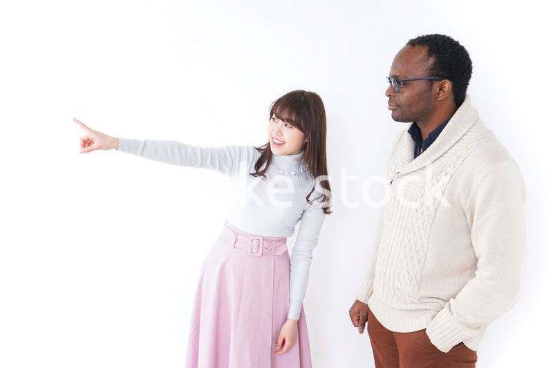 外国人観光客を英語で案内する若い女性