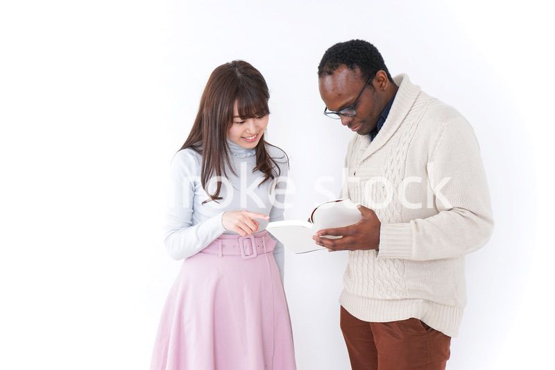 外国人観光客を英語で案内する若い女性