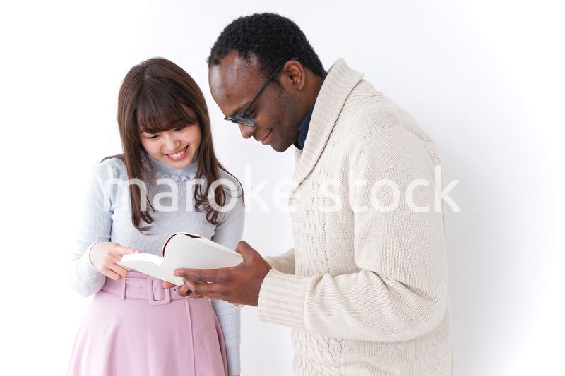 外国人観光客を英語で案内する若い女性