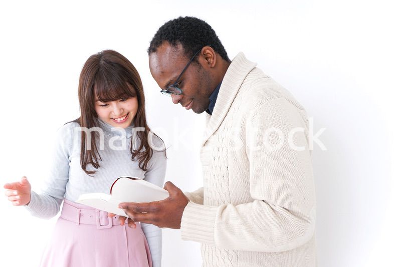 道案内をする女性