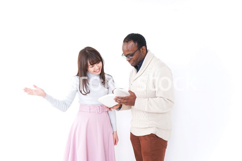 道案内をする女性