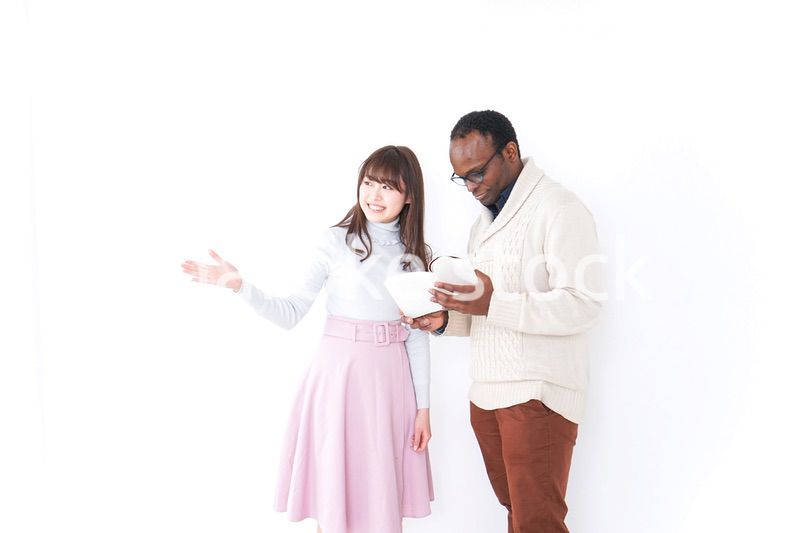 道案内をする女性