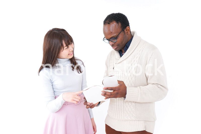 道案内をする女性