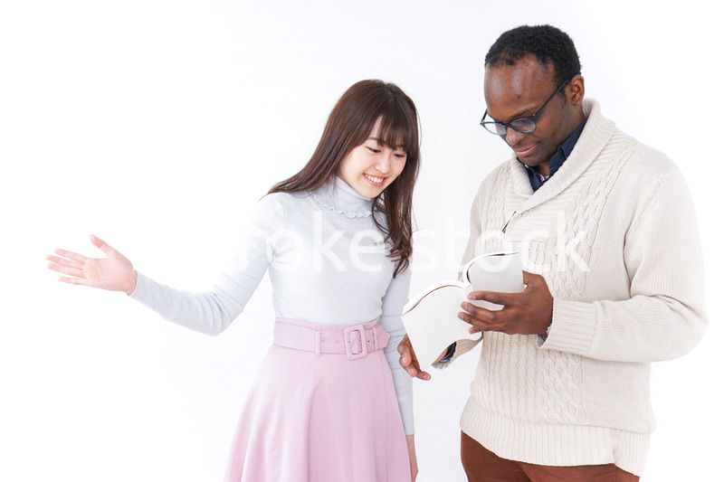 外国人観光客を英語で案内する若い女性