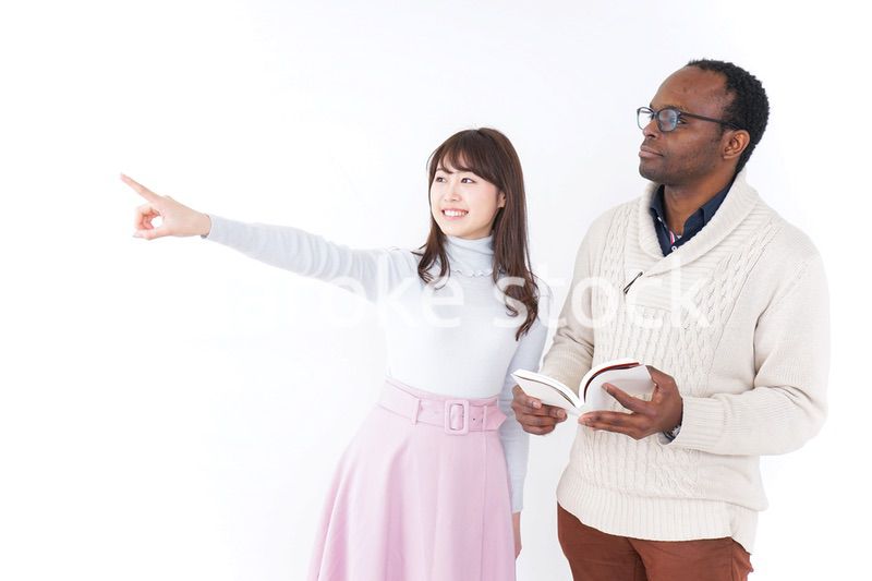 外国人観光客を英語で案内する若い女性