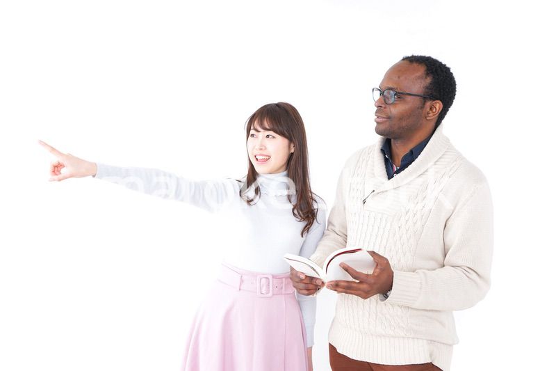 道案内をする女性